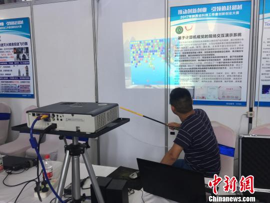 图为创新创业大赛决赛现场。 党田野 摄 图为创新创业大赛决赛现场。 党田野 摄