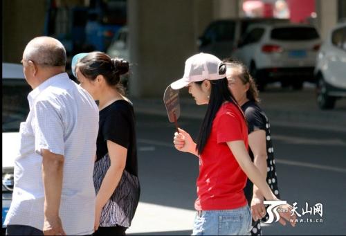 7月9日,乌鲁木齐市持续高温,当日城区的最高气温达到了39.2℃。 7月9日,乌鲁木齐市持续高温,当日城区的最高气温达到了39.2℃。
