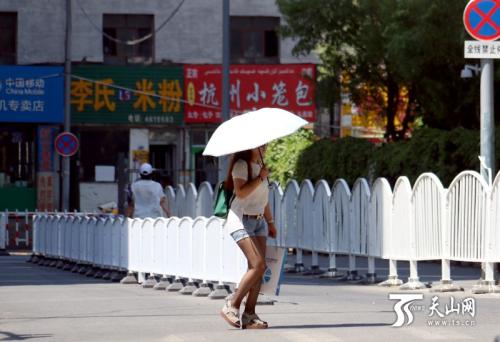 市民撑伞出行。 市民撑伞出行。