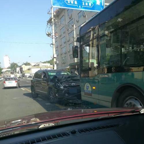 事故现场(记者 高炜 摄) 事故现场(记者 高炜 摄)