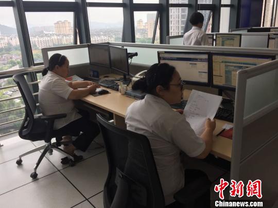绍兴交管百事通服务中心正在忙碌的话务员 陈洁 摄 绍兴交管百事通服务中心正在忙碌的话务员 陈洁 摄