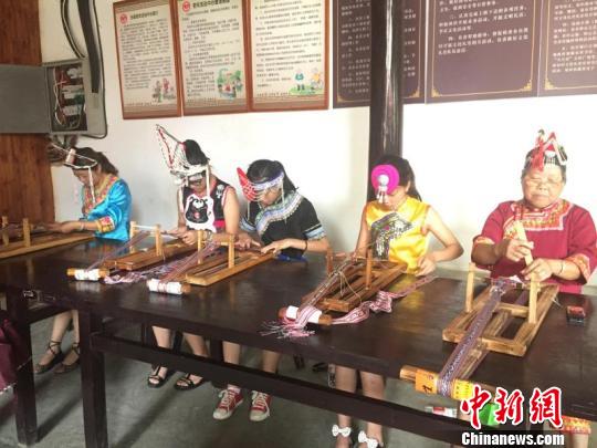畲族姑娘展示传统手艺 莲都区宣传部提供 摄 畲族姑娘展示传统手艺 莲都区宣传部提供 摄