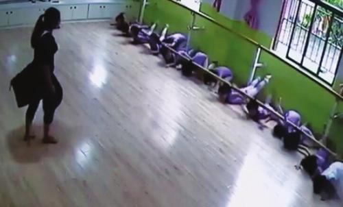 练功横杆脱落,正在练习舞蹈的十多个孩子摔倒在地。视频截图 练功横杆脱落,正在练习舞蹈的十多个孩子摔倒在地。视频截图