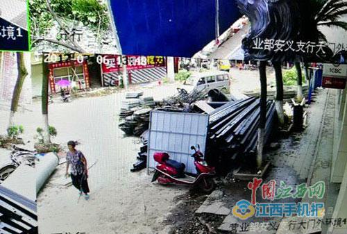 民警在安义县工商银行监控发现了老人的身影 民警在安义县工商银行监控发现了老人的身影