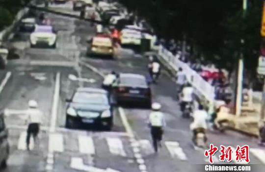 附近执勤交警追赶拦截肇事车辆。 警方监控截图 摄 附近执勤交警追赶拦截肇事车辆。 警方监控截图 摄