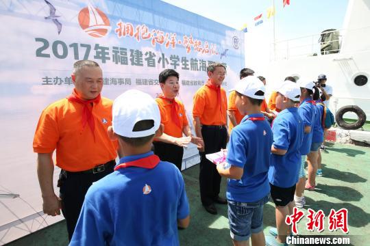 10日是,参加开营仪式的福建海事局、福建省交通运输厅、福建省教育厅、新华社福建分社领导向小营员们发放《小学生水上交通安全教育读本》。 李鑫 摄 10日是,参加开营仪式的福建海事局、福建省交通运输厅、福建省教育厅、新华社福建分社领导向小营员们发放《小学生水上交通安全教育读本》。 李鑫 摄