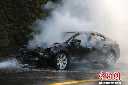 图为轿车自燃后,车头被烧成空壳。 朱鹏臻 摄 图为轿车自燃后,车头被烧成空壳。 朱鹏臻 摄