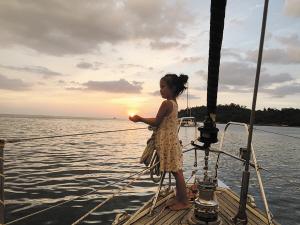 杨焓女儿站在“天天号”上托起夕阳。 供图 杨焓女儿站在“天天号”上托起夕阳。 供图