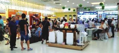 在大型电器商场,空调区内顾客多多。 本报记者 聂芳芳 摄 在大型电器商场,空调区内顾客多多。 本报记者 聂芳芳 摄