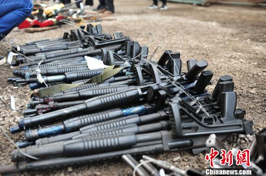 准备集中销毁的枪支 张帆 摄