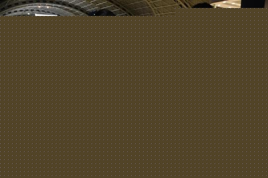 图为航空公司为滞留旅客发放矿泉水。　吕俊明 摄