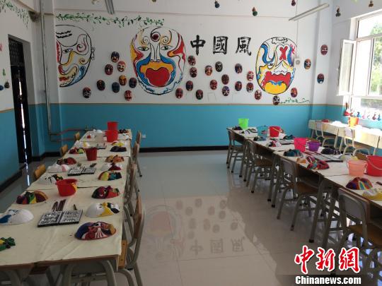 在喀什地区伽师县双语小学,少数民族学生制作戏剧面谱。 蔡敏婕 摄 在喀什地区伽师县双语小学,少数民族学生制作戏剧面谱。 蔡敏婕 摄