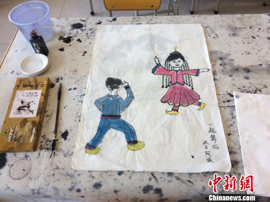 伽师县双语小学少数民族学生的国画作品。 蔡敏婕 摄 伽师县双语小学少数民族学生的国画作品。 蔡敏婕 摄
