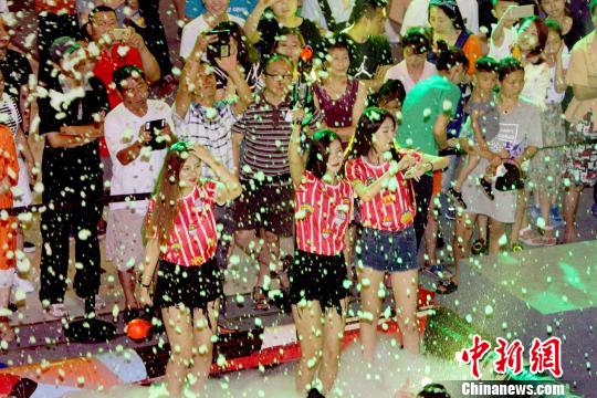 市民在“泡沫”中乐享清凉。 张道正 摄 市民在“泡沫”中乐享清凉。 张道正 摄