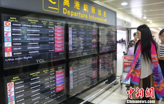 7月16日,受台风“塔拉斯”影响,三亚凤凰机场部分航班被延误或取消。 尹海明 摄 7月16日,受台风“塔拉斯”影响,三亚凤凰机场部分航班被延误或取消。 尹海明 摄