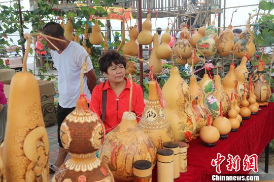 精湛的葫芦工艺品为活动添彩。 沈殿成 摄 精湛的葫芦工艺品为活动添彩。 沈殿成 摄