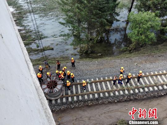 截至16日12时,沈吉铁路抢险救援工作仍在紧张有序进行中。沈铁 供图 截至16日12时,沈吉铁路抢险救援工作仍在紧张有序进行中。沈铁 供图