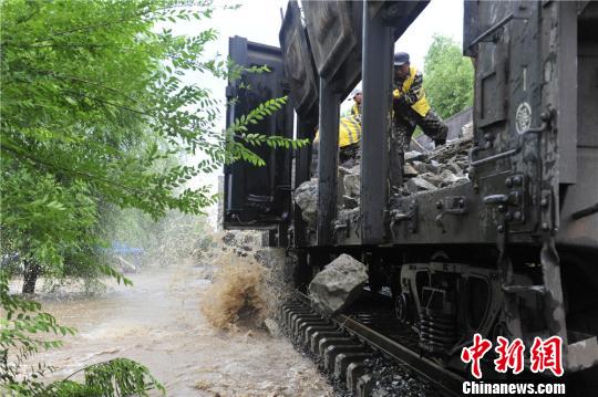 沈阳铁路局吉林工务段职工抢修被洪水损毁的线路。沈铁 供图 沈阳铁路局吉林工务段职工抢修被洪水损毁的线路。沈铁 供图