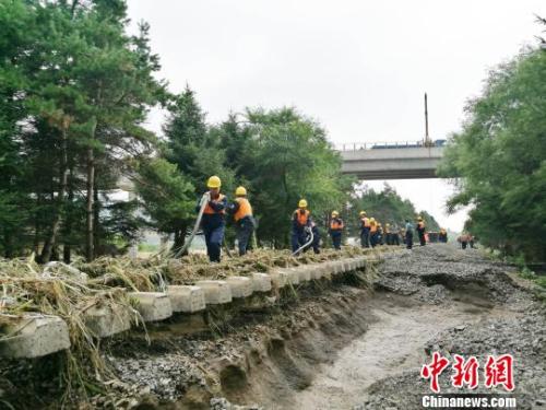 洪灾导致沈吉沿线2座桥梁被冲毁、3座桥梁的附属设备被冲毁,43处路基、40余处道床被冲空。沈铁 供图 洪灾导致沈吉沿线2座桥梁被冲毁、3座桥梁的附属设备被冲毁,43处路基、40余处道床被冲空。沈铁 供图