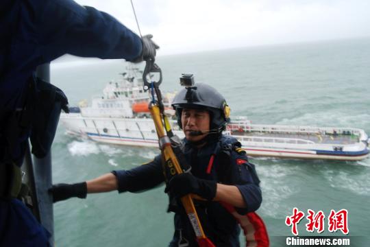 船机海空立体联动快速救助受困人员 闫建国 摄 船机海空立体联动快速救助受困人员 闫建国 摄
