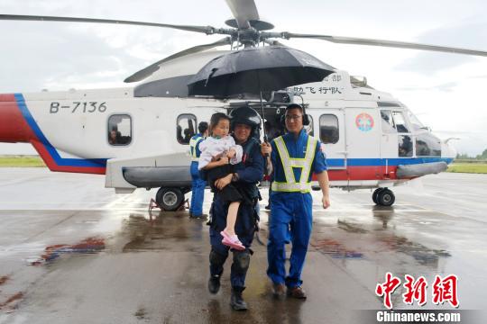 行动不便者安全抵达珠海机场 闫建国 摄 行动不便者安全抵达珠海机场 闫建国 摄