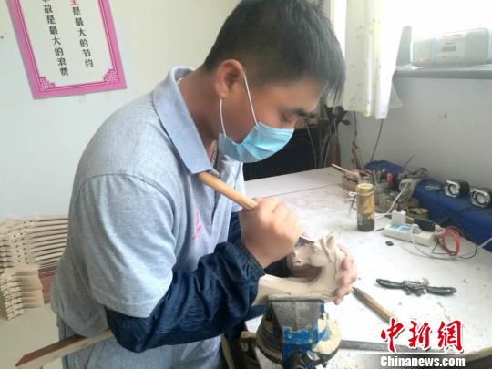 图为工人制作马头琴。 张林虎 摄 图为工人制作马头琴。 张林虎 摄
