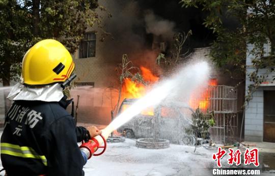 消防官兵正在全力扑灭大火。　廖涛 摄