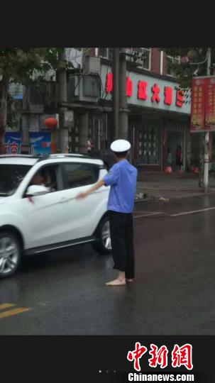 图为赵医超在光脚执勤中。 陈振伟 摄 图为赵医超在光脚执勤中。 陈振伟 摄