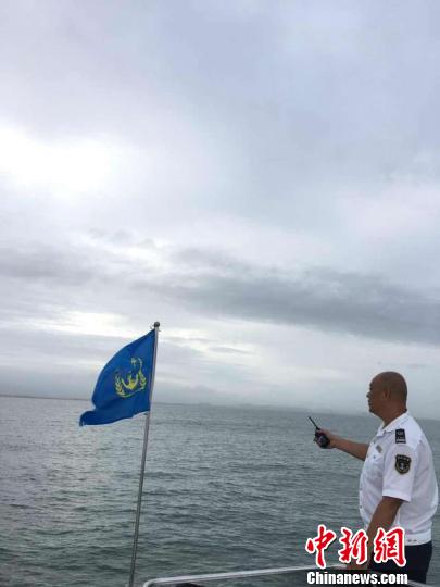 接到报警后,漳州市海上搜救中心立即启动应急预案,出动海巡船艇“08707”立即赶往事故现场开展救助。(漳州海事局供图) 接到报警后,漳州市海上搜救中心立即启动应急预案,出动海巡船艇“08707”立即赶往事故现场开展救助。(漳州海事局供图)