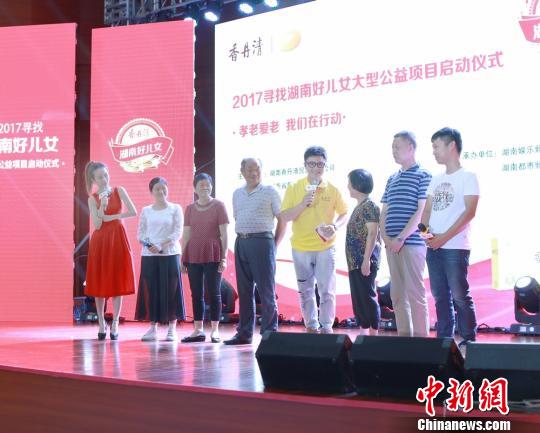 湖南好儿女典范接受采访。 杨华峰 摄 湖南好儿女典范接受采访。 杨华峰 摄