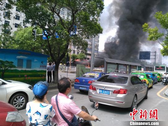 图为事故现场。 钟欣 摄 图为事故现场。 钟欣 摄