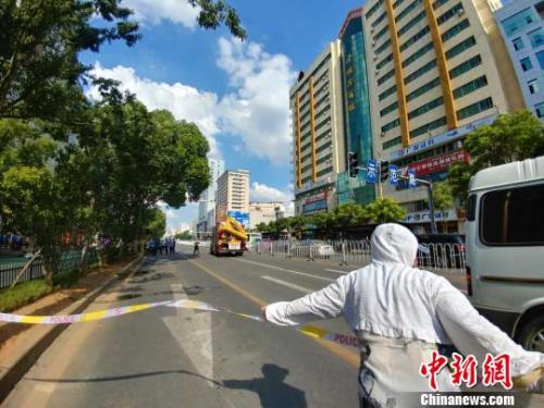 图为南昌公交车起火事故现场。 华山 摄 图为南昌公交车起火事故现场。 华山 摄