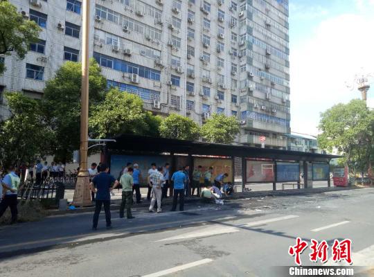 图为火灾事故现场正在清理中。 刘占昆 摄 图为火灾事故现场正在清理中。 刘占昆 摄