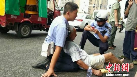 交警双膝跪地让老人依靠等待120救治 贡井交警 供图 摄 交警双膝跪地让老人依靠等待120救治 贡井交警 供图 摄