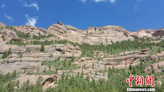 图为杂多县澜沧江昂赛大峡谷内还分布有白垩纪丹霞地质景观。 赵凛松 摄 图为杂多县澜沧江昂赛大峡谷内还分布有白垩纪丹霞地质景观。 赵凛松 摄