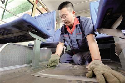 7月16日,五里店公交车修理厂,李元兵师傅在高温天里检修车辆。本报记者 胡杰 摄 7月16日,五里店公交车修理厂,李元兵师傅在高温天里检修车辆。本报记者 胡杰 摄
