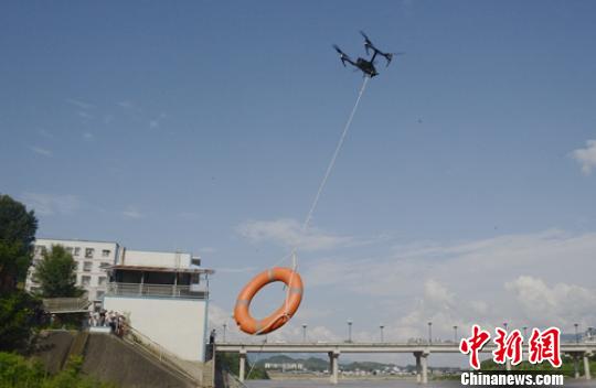 无人机再次出发投送救生圈。 钟欣 摄 无人机再次出发投送救生圈。 钟欣 摄