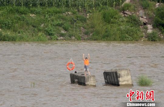 无人机向被困者投送救生圈。 钟欣 摄 无人机向被困者投送救生圈。 钟欣 摄