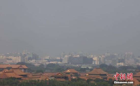 7月13日,高温、高湿度空气笼罩下的北京城区依旧处在高温黄色预警中,当日预报最高气温为36℃。 记者 杨可佳 摄 7月13日,高温、高湿度空气笼罩下的北京城区依旧处在高温黄色预警中,当日预报最高气温为36℃。 记者 杨可佳 摄