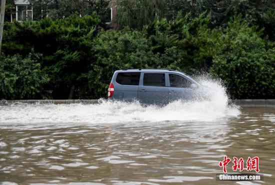 7月16日,长春迎来暴雨天气,市区多处出现内涝积水。图为车辆在水中行驶。 张瑶 摄 7月16日,长春迎来暴雨天气,市区多处出现内涝积水。图为车辆在水中行驶。 张瑶 摄